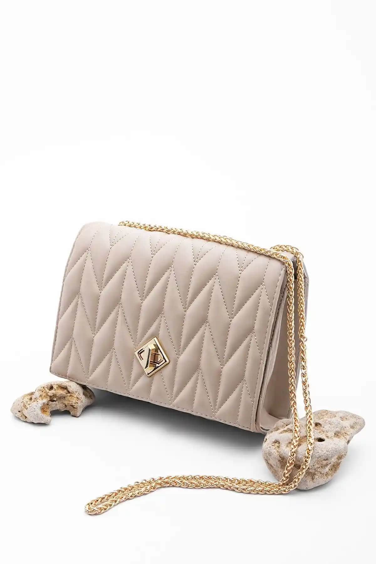 Marjin Kadın Omuz Çantası Bej Renkli Zincir Detaylı Şık ve Dayanıklı Tasarım