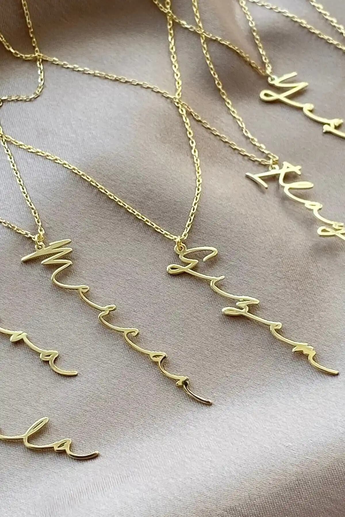 Market of Universe Kadın 925 Ayar Gümüş Kişiye Özel Altın Kaplama Dikey İsimli Kolye