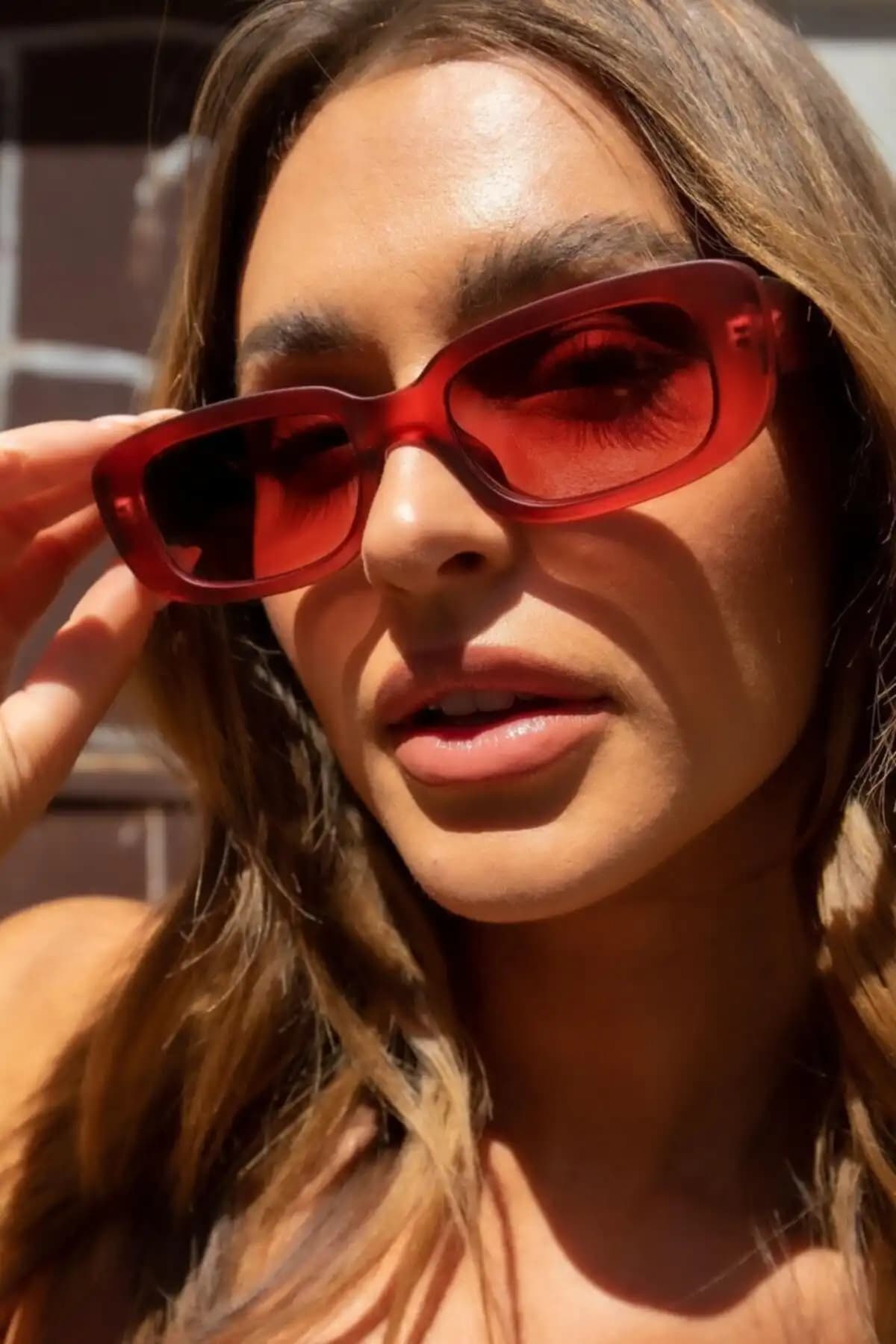 Mathilda Vintage Kırmızı Güneş Gözlüğü Şıklık ve Koruma Sunan Modern Tasarım