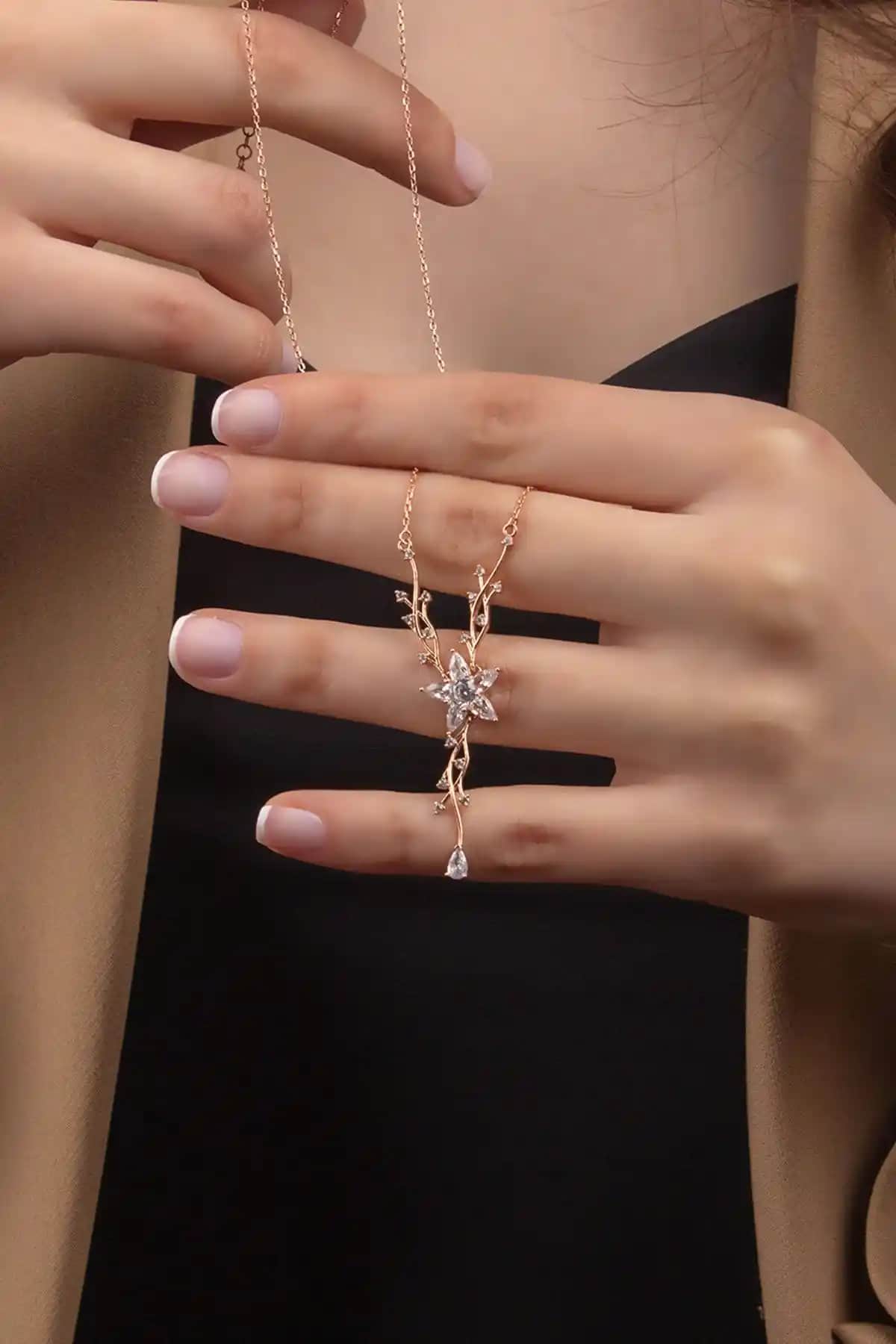 Miavi Silver 925 Ayar Gümsü Sarmaşıklı Nergis Çiçeği Kolye Modern ve Klasik Tasarım