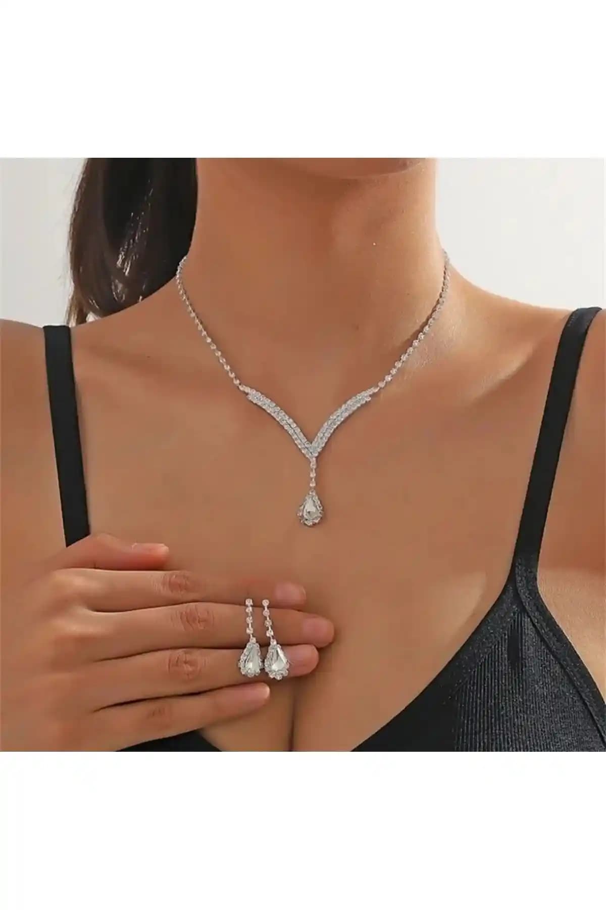 Mihra Kolye ve Küpe Seti Göz Alıcı Tasarımıyla Zarafetin Sembolü