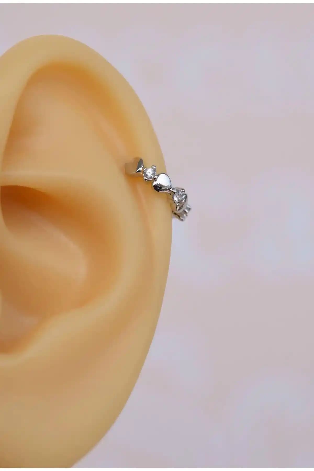 Mini Kalpli Halka Piercing: Dayanıklı ve Estetik Çok Renkli Kıkırdak Takısı