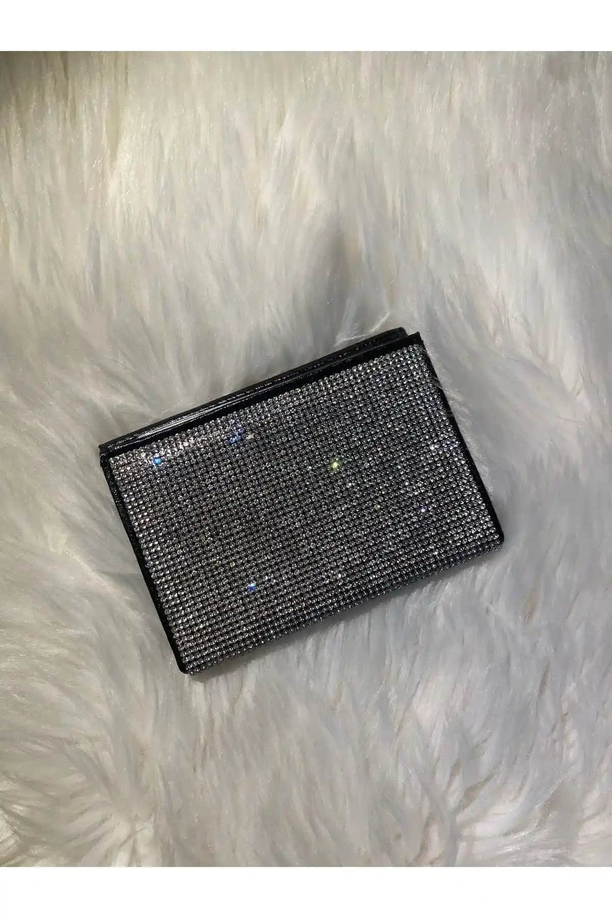 Minors Gümiş Beyaz Taşlı Ruhsat Kılıfı: Şık ve Pratik Gece Aksesuarı