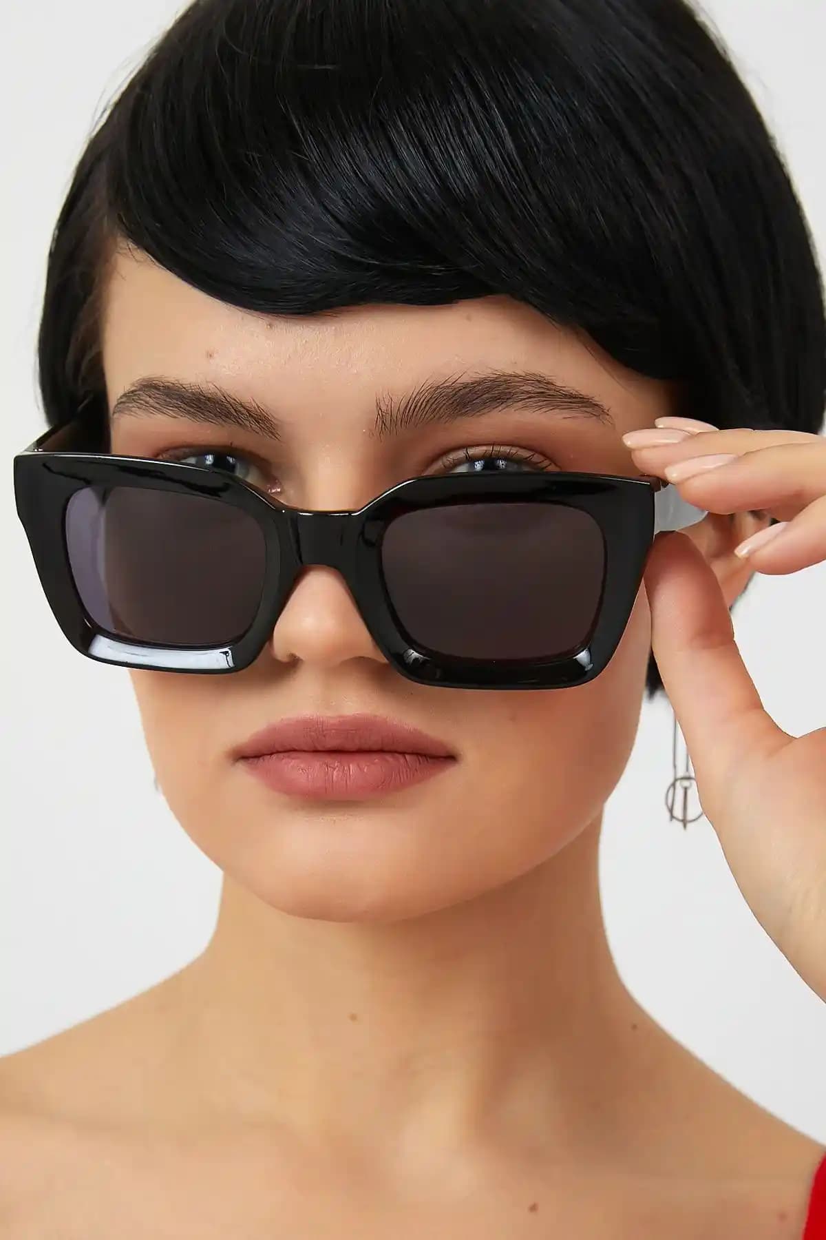 ModaLand Kare Kadın Siyah Güneş Gözlüğü Modern Tasarım ve Fonksiyonellik Sunar