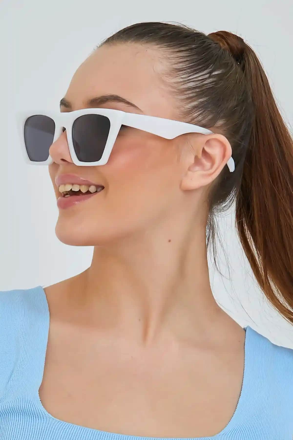 Modalucci Kadın Beyaz Güneş Gözlüğü: Şıklık ve Göz Sağlığını Bir Arada Sunan Modern Tasarım