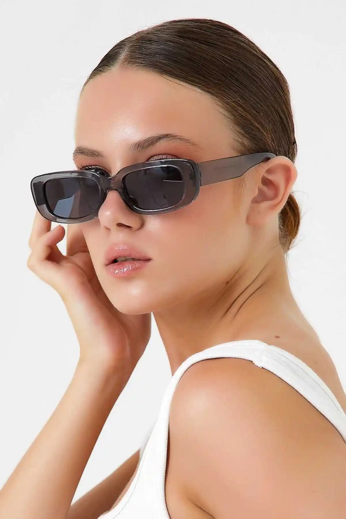 Modalucci Vintage-Retro Unisex Güneş Gözlüğü: Şıklık ve Koruma Sunan Modern Tasarım