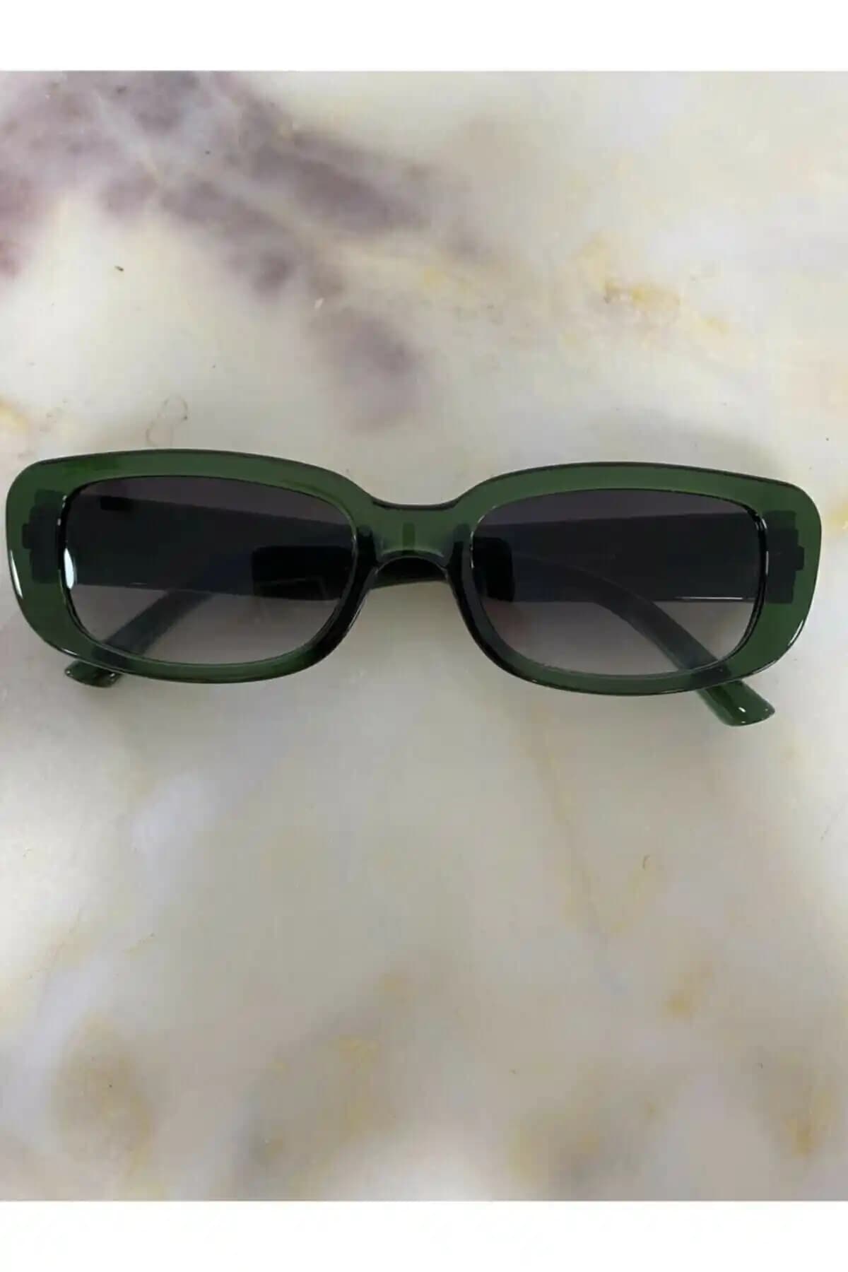 Modalucci Vintage-Retro Unisex Güneş Gözlüğü: Şıklık ve Koruma Sunan Stil Sahibi Aksesuar