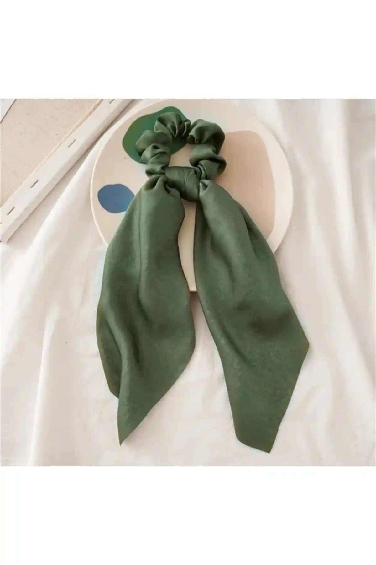 Monalisa Kadın Koyu Yeşil İpek Fular Lastik Toka ile Şıklık ve Kullanım Kolaylığı