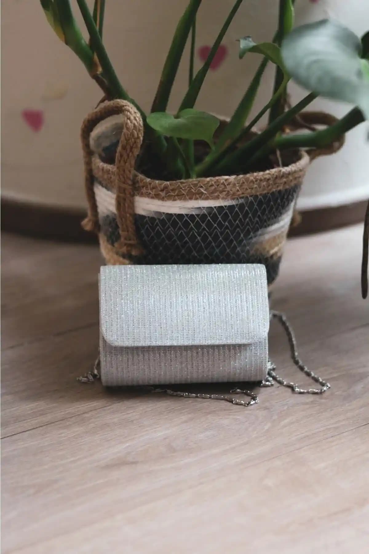 Moom Bag Gümüş Mini Portföy Kadın Çantası Şık ve Dayanıklı Tasarım