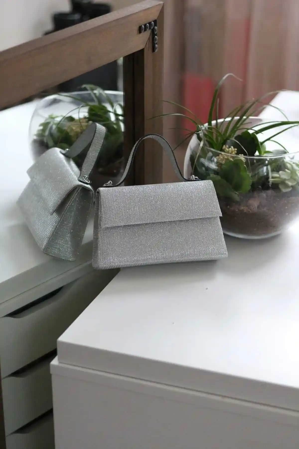 Moom Bag Kadın Gümüş Simli Abiye Omuz Çantası Şık ve Modern Gece Aksesuarı