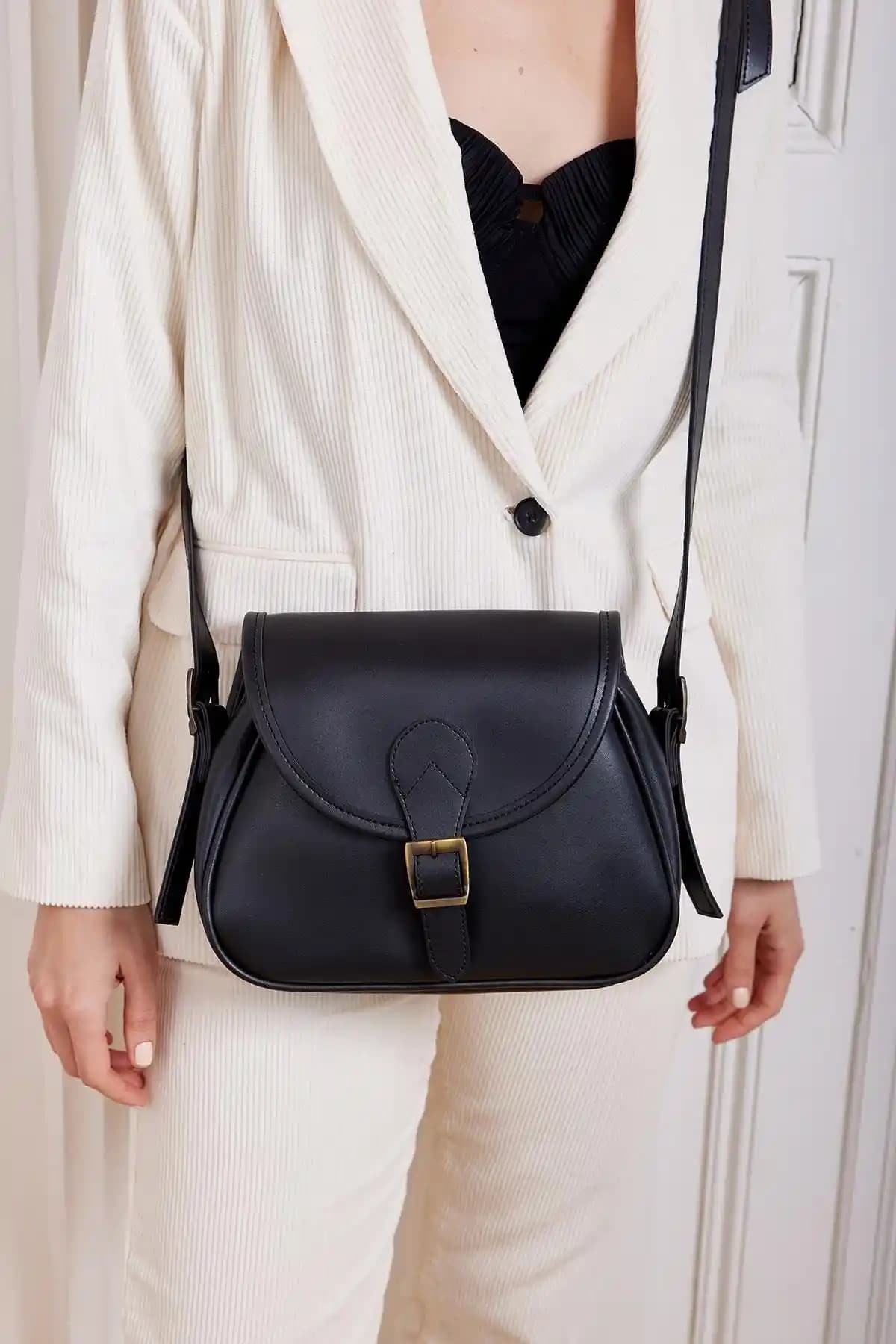 Mopia Siyah Kadın Büyük Boy Kapaklı Çapraz Askılı Çanta - Şık ve Fonksiyonel Tasarım