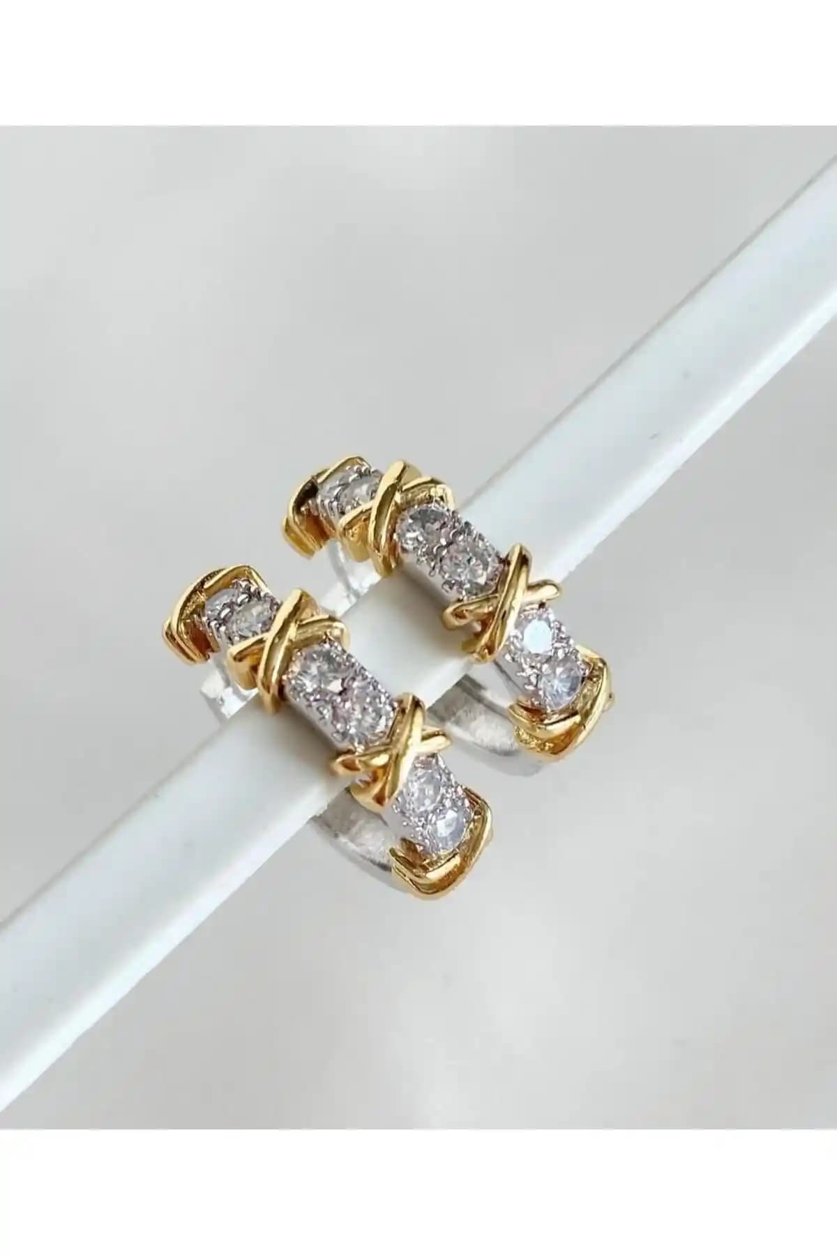 Mrise Çelik X Xoxo Taşlı Küpe: Şıklık ve Dayanıklılığı Bir Arada Sunan Modern Tasarım