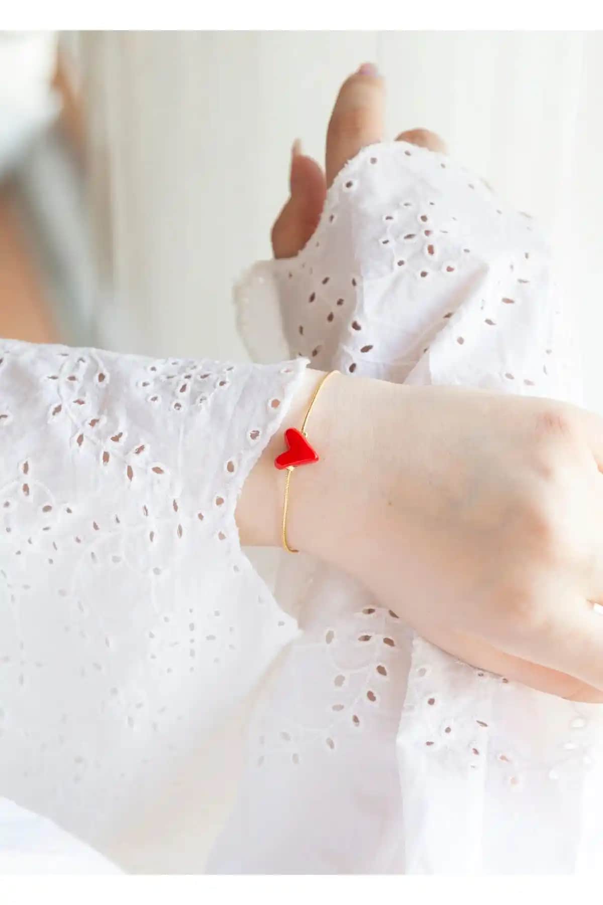 Murano Kırmızı Kalp Bileklik: Zarif ve Sanatsal Tasarımıyla Öne Çıkan Aksesuar