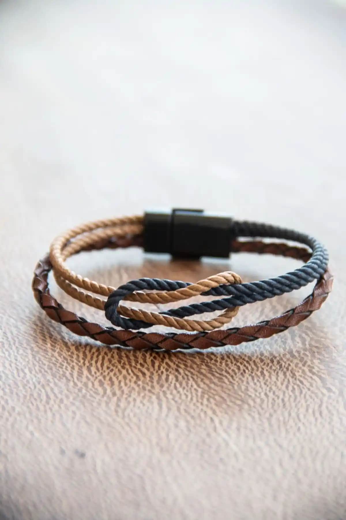 Naft İnce Halat Üç Sıra İnce Örgü Gerçek Deri Bileklik Özellikleri ve Kullanım Alanları