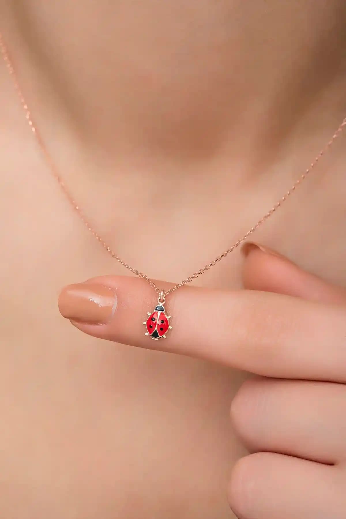 NEREZE 925 Ayar Gümüş Kırmızı Mineli Uğur Böceği Kolye Zarif ve Dayanıklı Tasarım