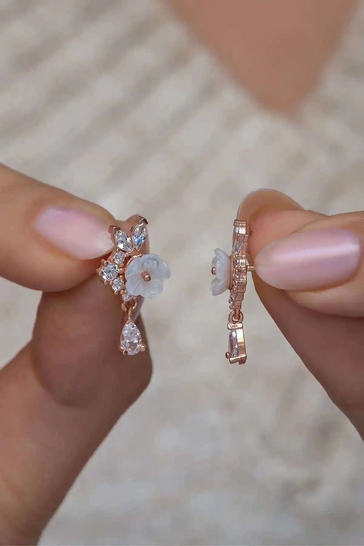 NEREZE 925 Ayar Gümüş Manolya Çiçeği Küpe Zarif ve Dayanıklı Tasarım