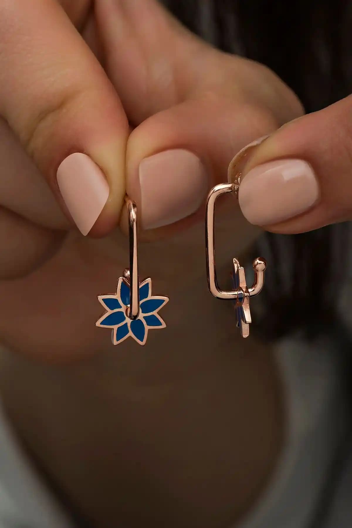 NEREZE 925 Ayar Gümüş Mavi Mineli Rüzgar Gülü Küpe Zarif ve Şık Tasarım