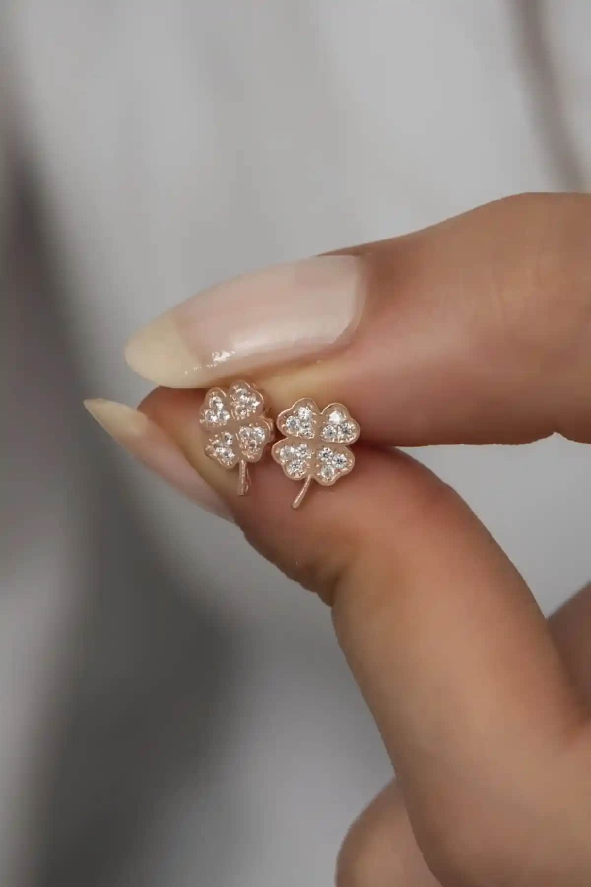 NEREZE 925 Ayar Gümüş Minik 4 Yaprak Yonca Küpe Zarif ve Dayanıklı Tasarım