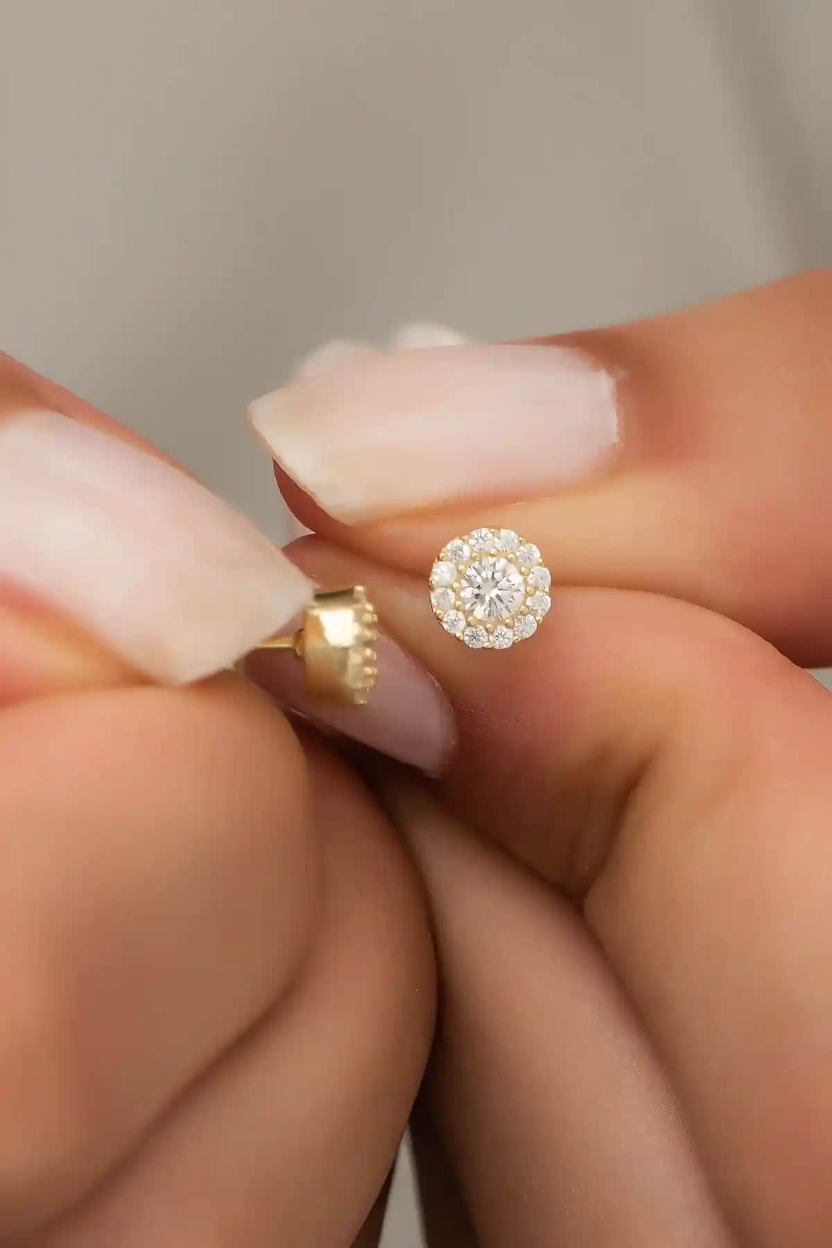 NEREZE 925 Ayar Gümüş Minik Gold Zirkon Tektaş Küpe: Zarif ve Kaliteli Takı Seçeneği