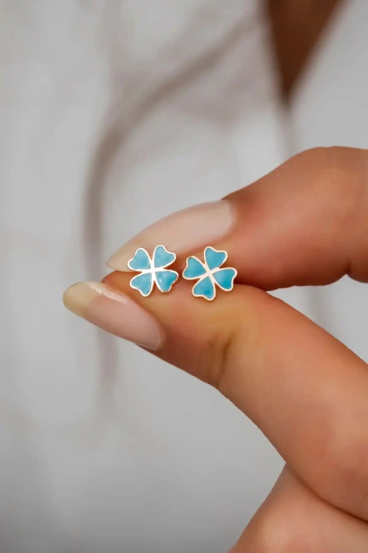 NEREZE 925 Ayar Gümüş Minik Mavi Mineli Yonca Küpe Şıklık ve Zarafetin Temsilcisi