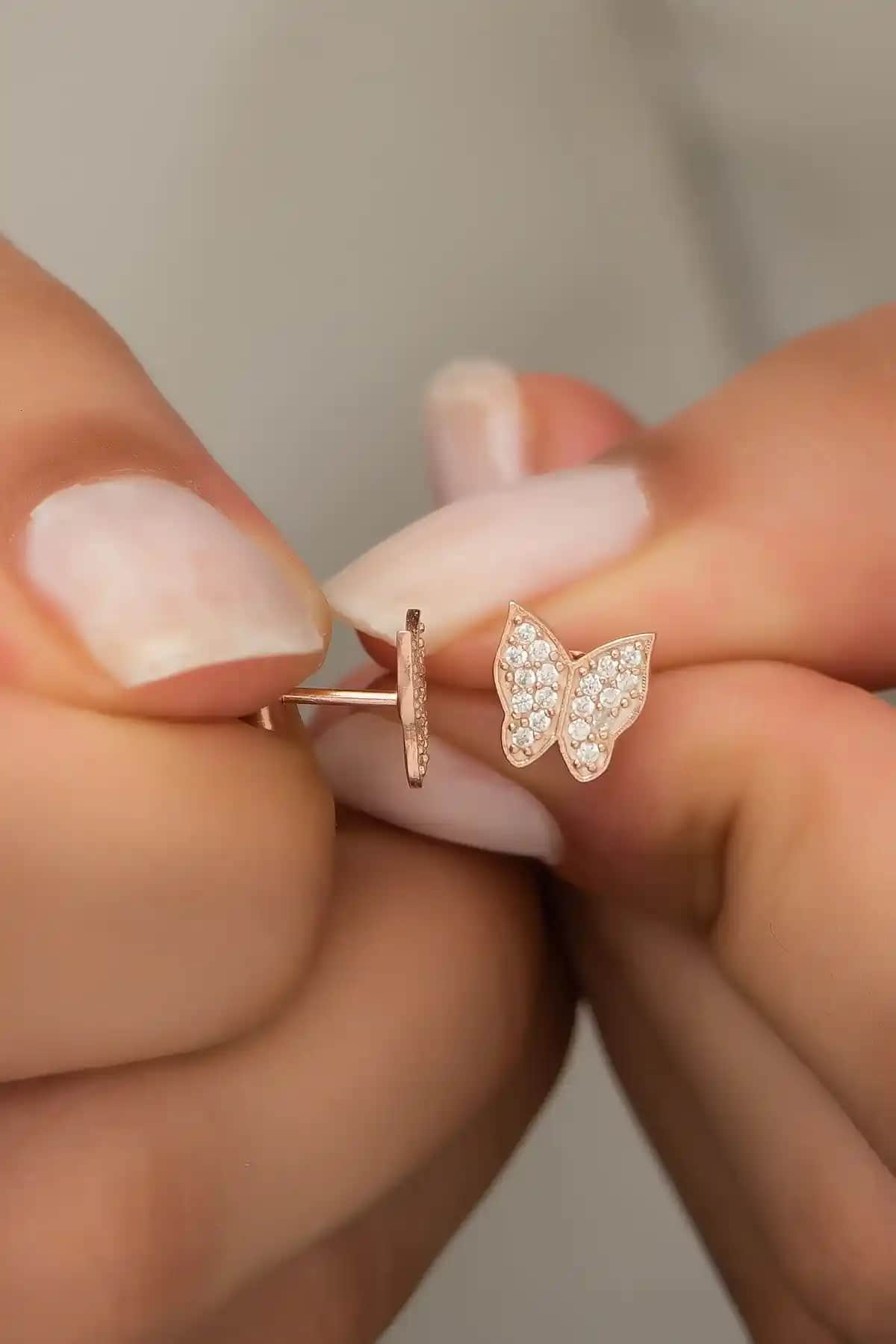 NEREZE 925 Ayar Gümüş Pembe Kelebek Zirkon Taşlı Küpe Şık ve Zarif Tasarım