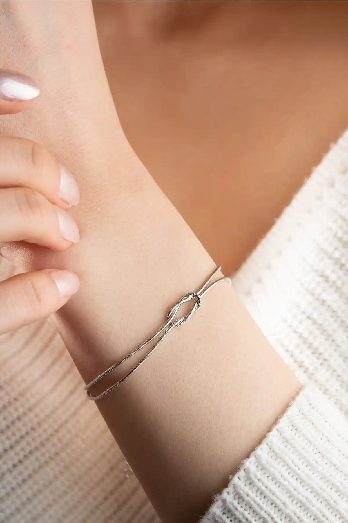 NEREZE 925 Ayar Gümüş Rodyum Kaplama Düğüm Model Bileklik – Zarif ve Dayanıklı Tasarım