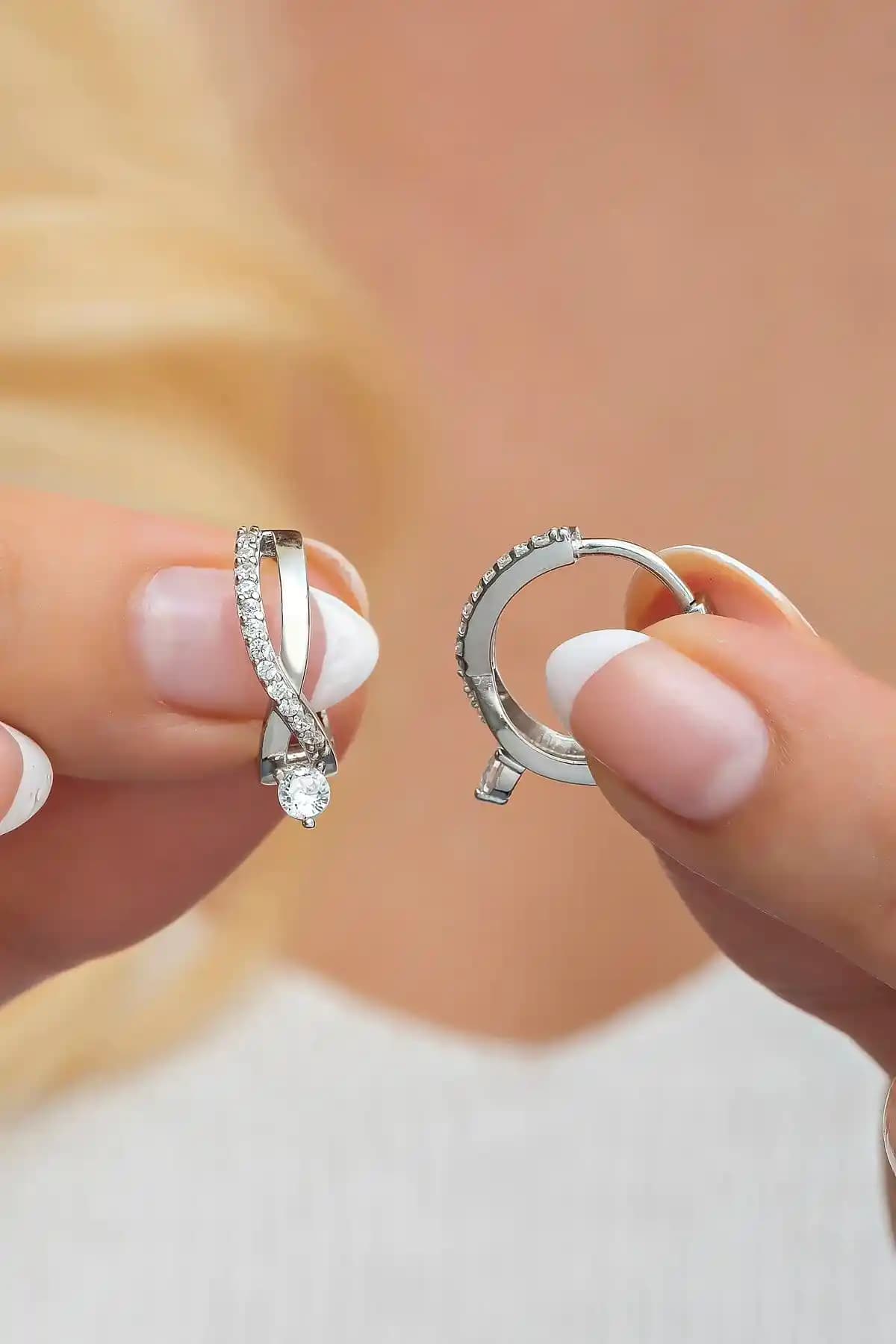 NEREZE 925 Ayar Gümüş Rodyumlu Tektaş Örgü Küpe Zarif ve Kaliteli Tasarım