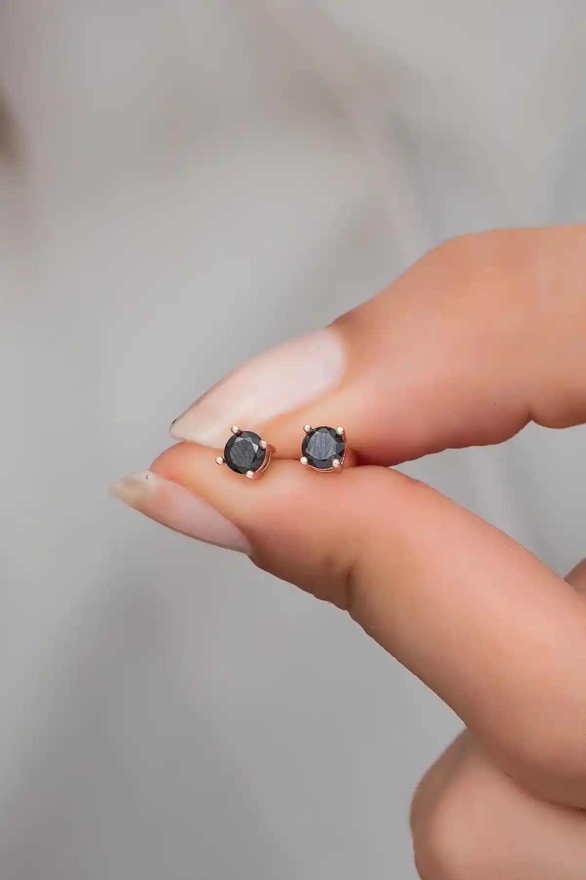 NEREZE 925 Ayar Gümüş Rose Pırlanta Montür Siyah Tektaş Küpe: Şıklık ve Zarafetin Modern Buluşması