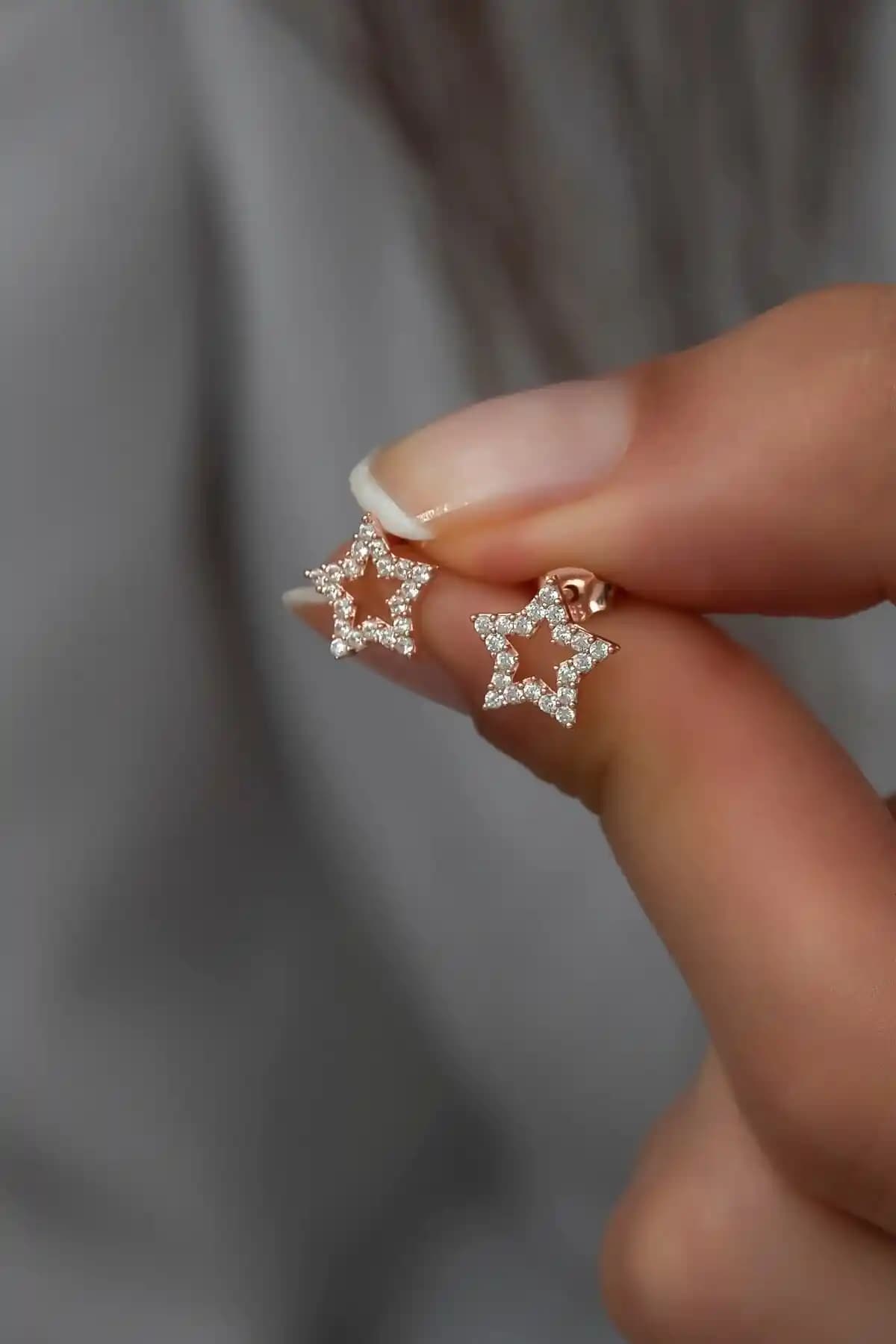 NEREZE 925 Ayar Gümüş Rose Zirkon Taşlı Yıl Dız Küpe Şık ve Zarif Tasarım