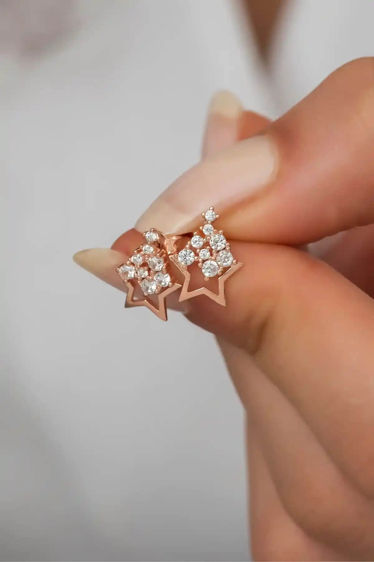 NEREZE 925 Ayar Gümüş Yıldız Küpe: Zarif ve Parlak Tasarım ile Günlük Şıklık