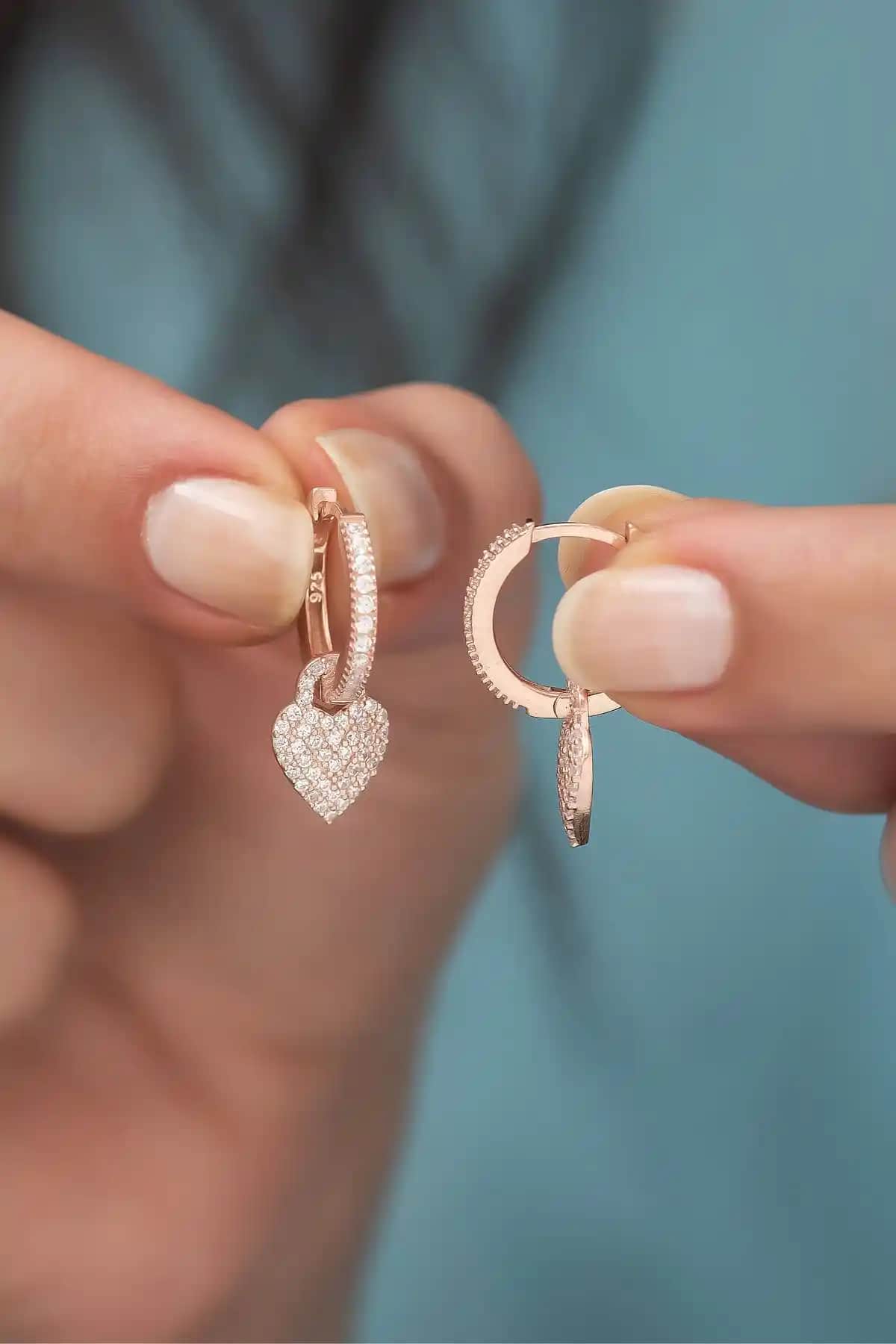 NEREZE 925 Ayar Gümüş Zirkon Taşlı Kalp Küpe Modern ve Şık Tasarım