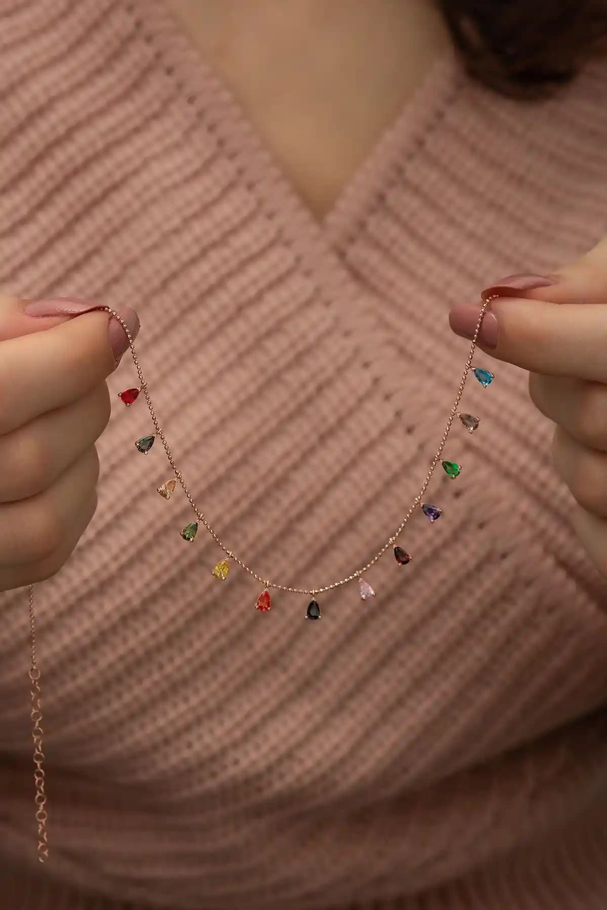 NEREZE 925 Ayar Sıralı Damla Mix Taşlı Kadın Gümüş Kolye Özellikleri ve Kullanım İpuçları