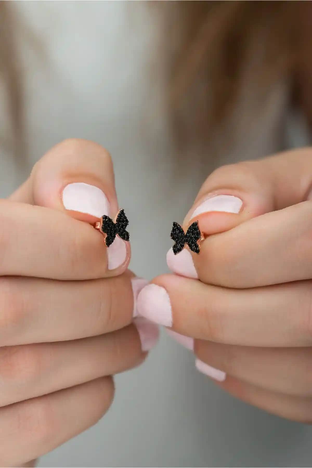 NEREZE 925 Ayar Siyah Kelebek Küpe: Zarif ve Şık Kadın Takısı Seçenekleri