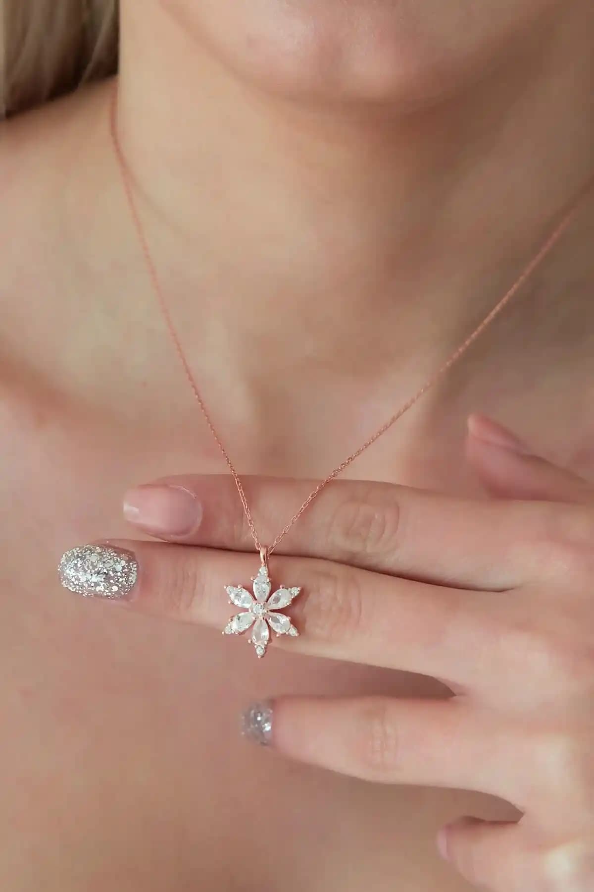 NEREZE Kadın 925 Ayar Beyaz Taşlı Çiçek Gümüş Kolye Modern ve Zarif Tasarım