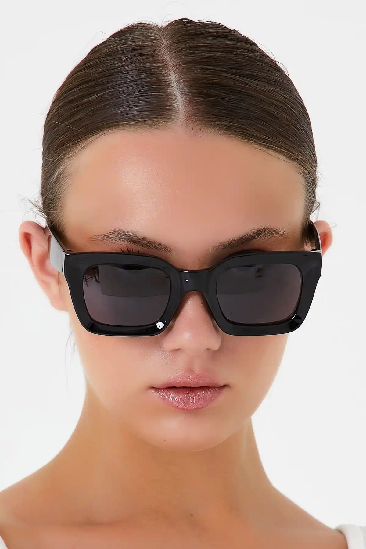 Nilu Moda Kare Kadın Siyah Güneş Gözlüğü: Şıklık ve Fonksiyonellik Bir Arada