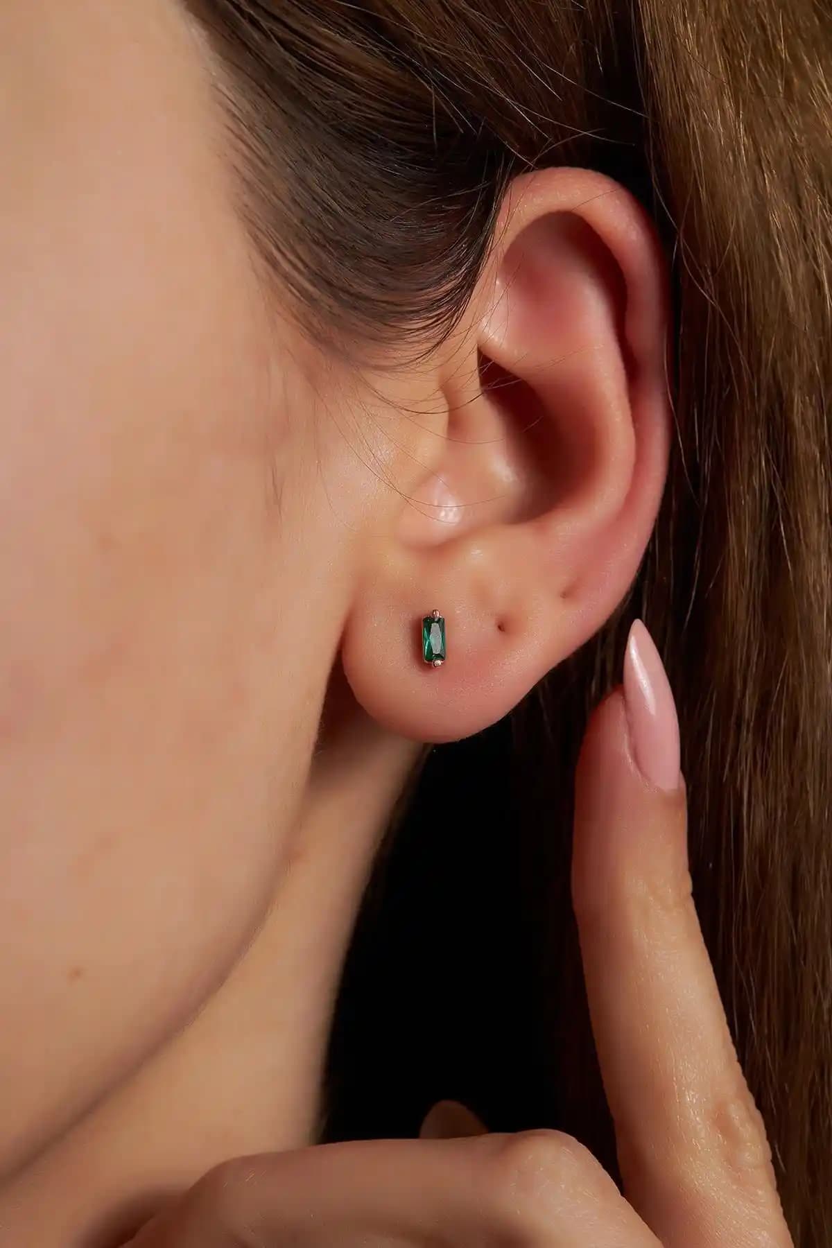 Ninova Silver Zümrüt Taşlı Rose Kaplama Gümüş Minimal Küpe - Modern ve Şık Tasarım