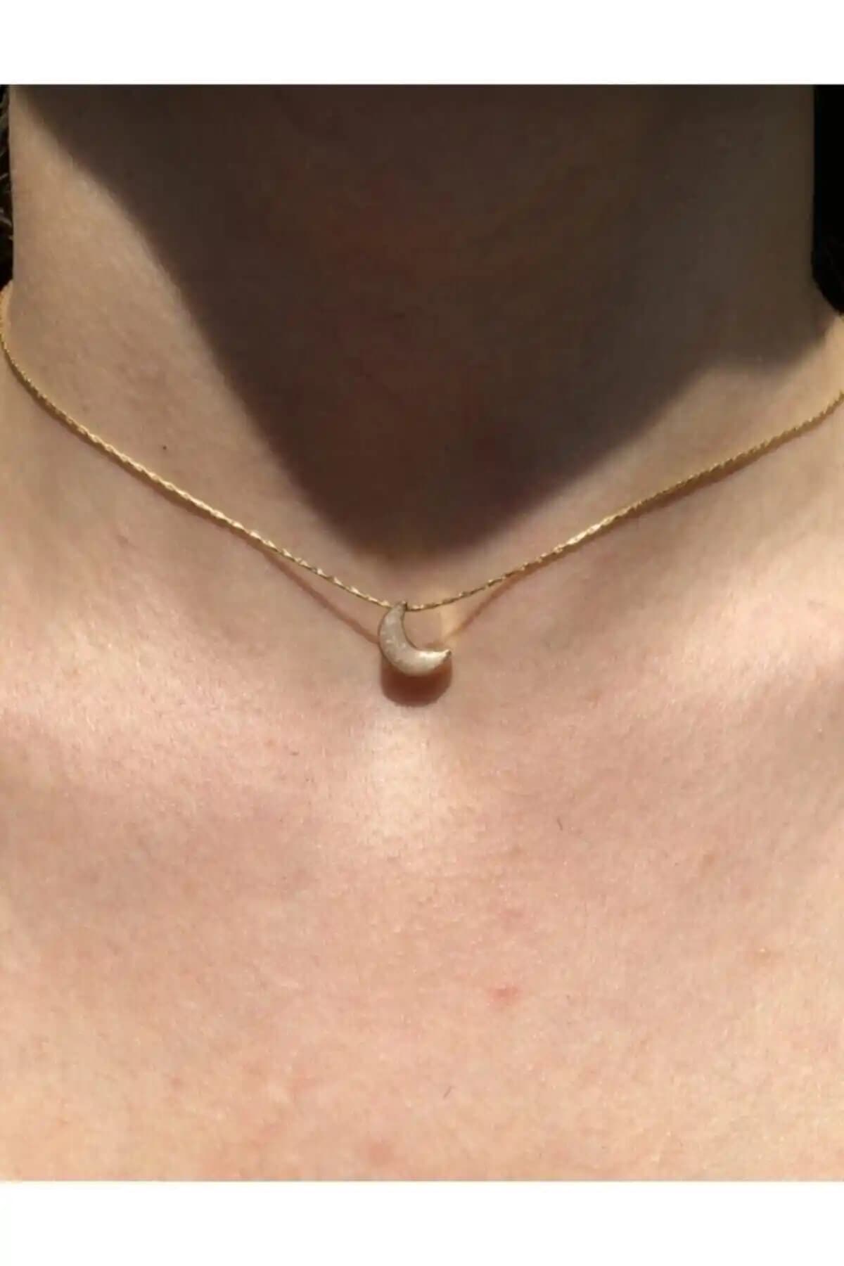 NurCollection Kadın Altın Kaplama Sedef Hilal Ay Kolyesi Zarif ve Anlamlı Tasarım