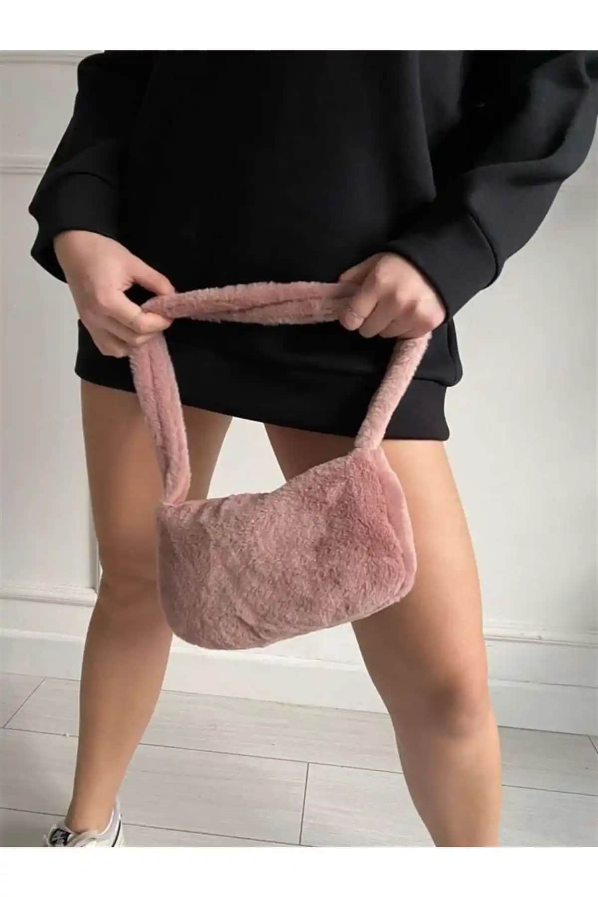 NZCLUB Pudra Peluş Tüylü Baget Çanta: Şıklık ve Fonksiyonelliği Bir Arada Sunan Moda Aksesuarı