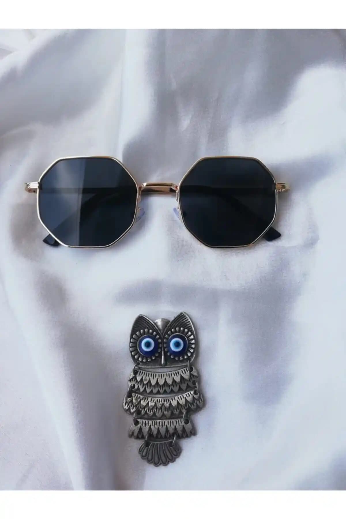 ONNObutik Unisex Altın Renkli Geometrik Çerçeveli Siyah Güneş Gözlüğü Modern ve Şık Tasarım