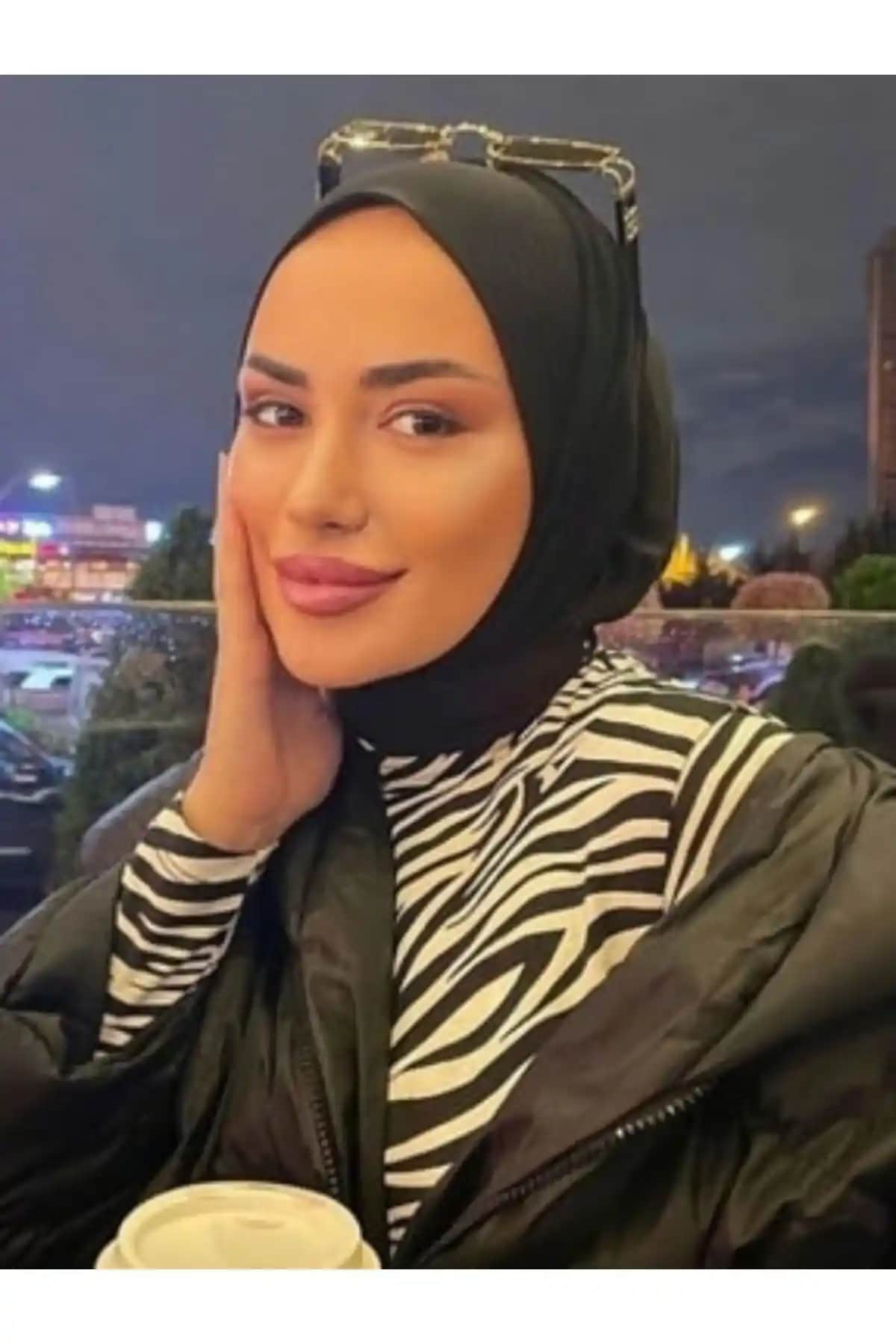 Organik Kadın Tesettür Şal Siyah Çıtçıtlı Boyunluk Hijab Bone Modeli