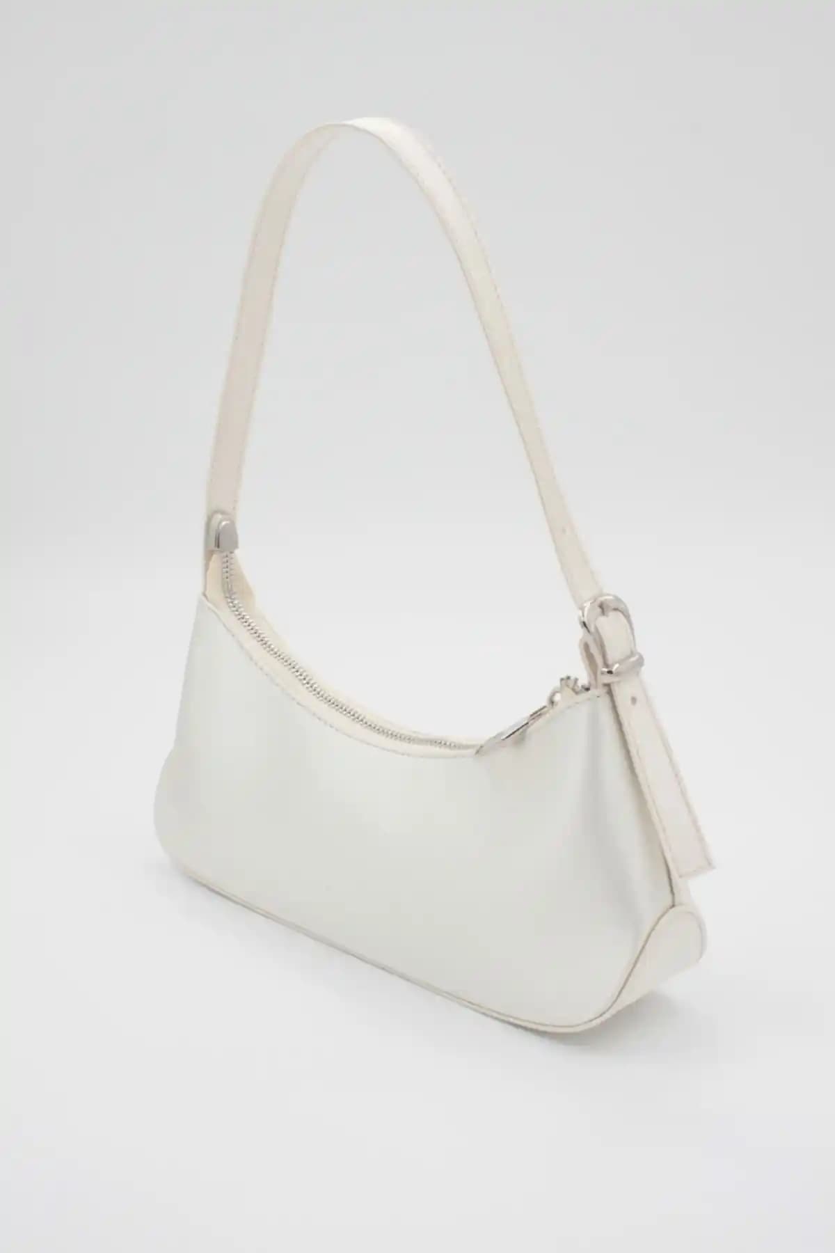 Paksoy Kadın Krem Saten Baget Çanta Şıklığı ve Fonksiyonelliğin Birleşimi