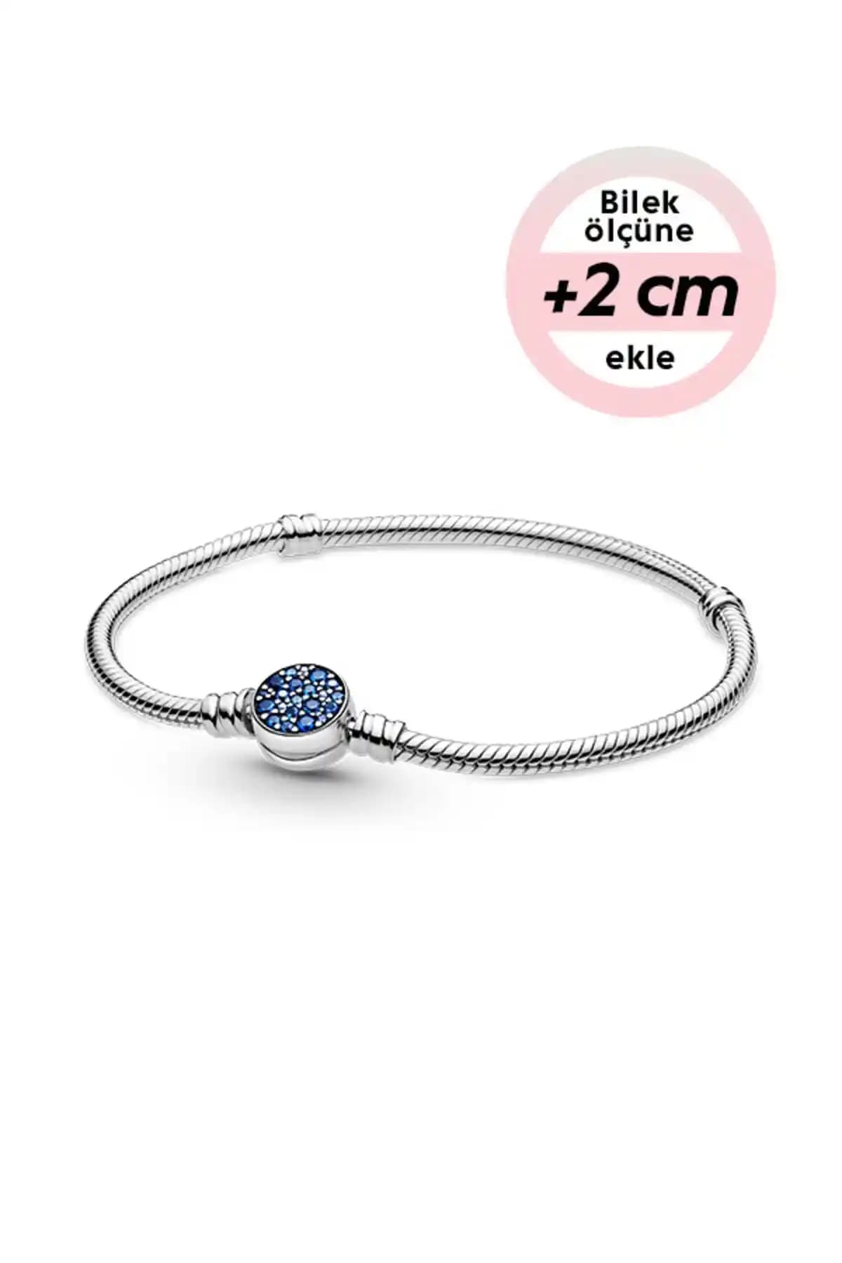 Pandora Moments Işıltılı Mavi Disk Klipsli Bileklik: Şıklık ve Zarafetin Modern Yansıması