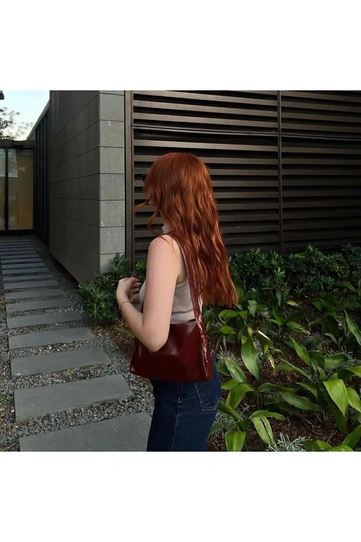 Parlak Bordo Rugan Kadın Omuz Çantası: Şık ve Kullanışlı Orta Boy Tasarım