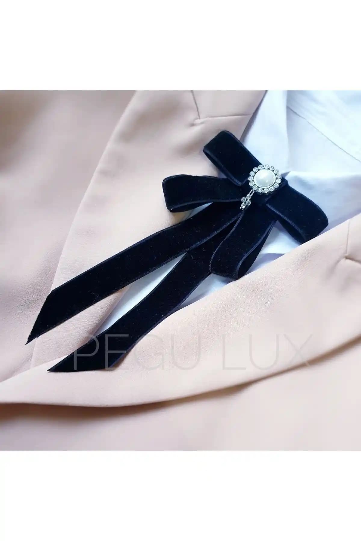 Pegu Lux Siyah Kadife Yaka Çiçeği Broş: Zarif ve Çok Yönlü Aksesuar Seçenekleri