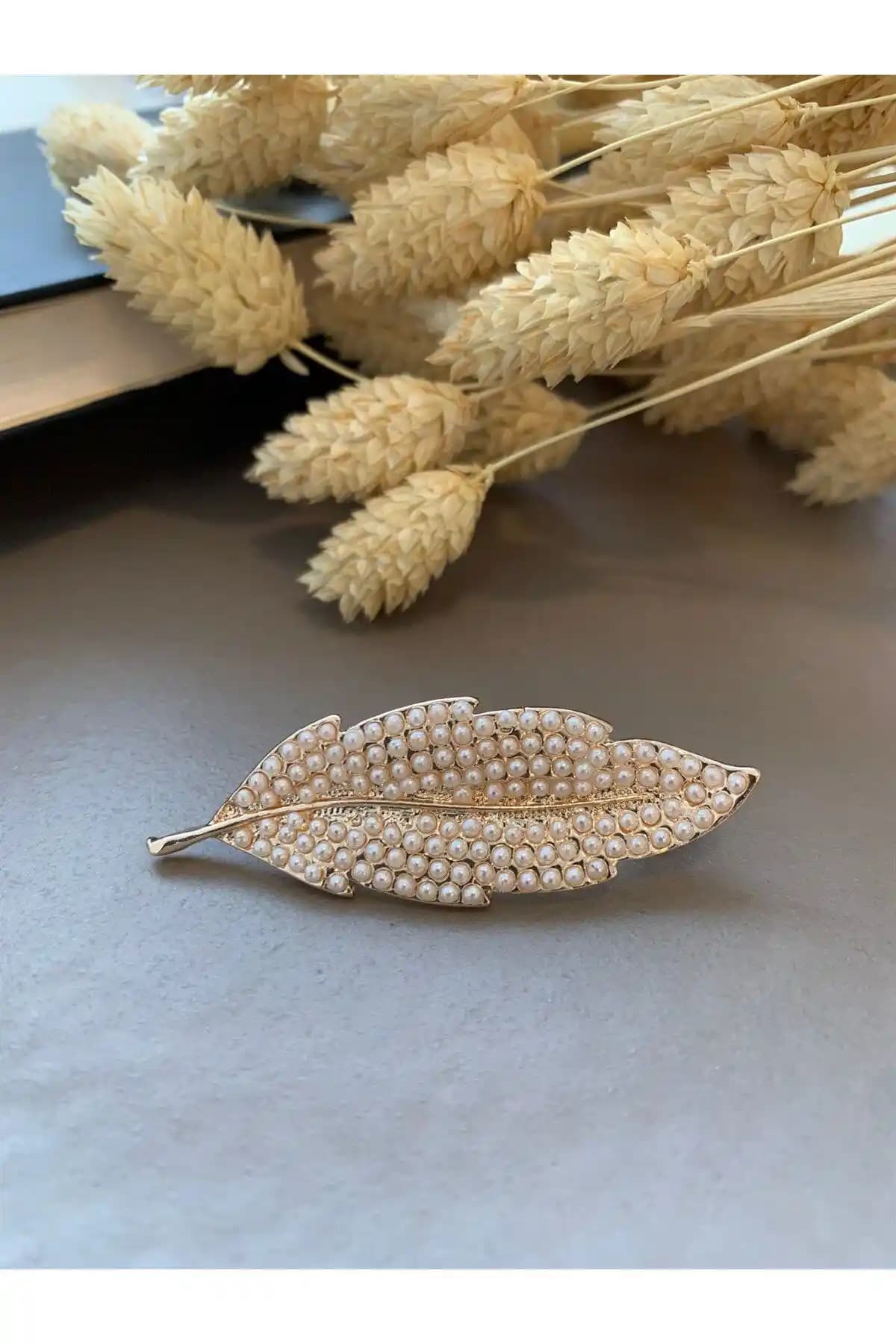 Pelin Aksesuar İncili Yaprak Broş: Zarif ve Şık Tasarım ile Günlük ve Özel Kullanım İçin