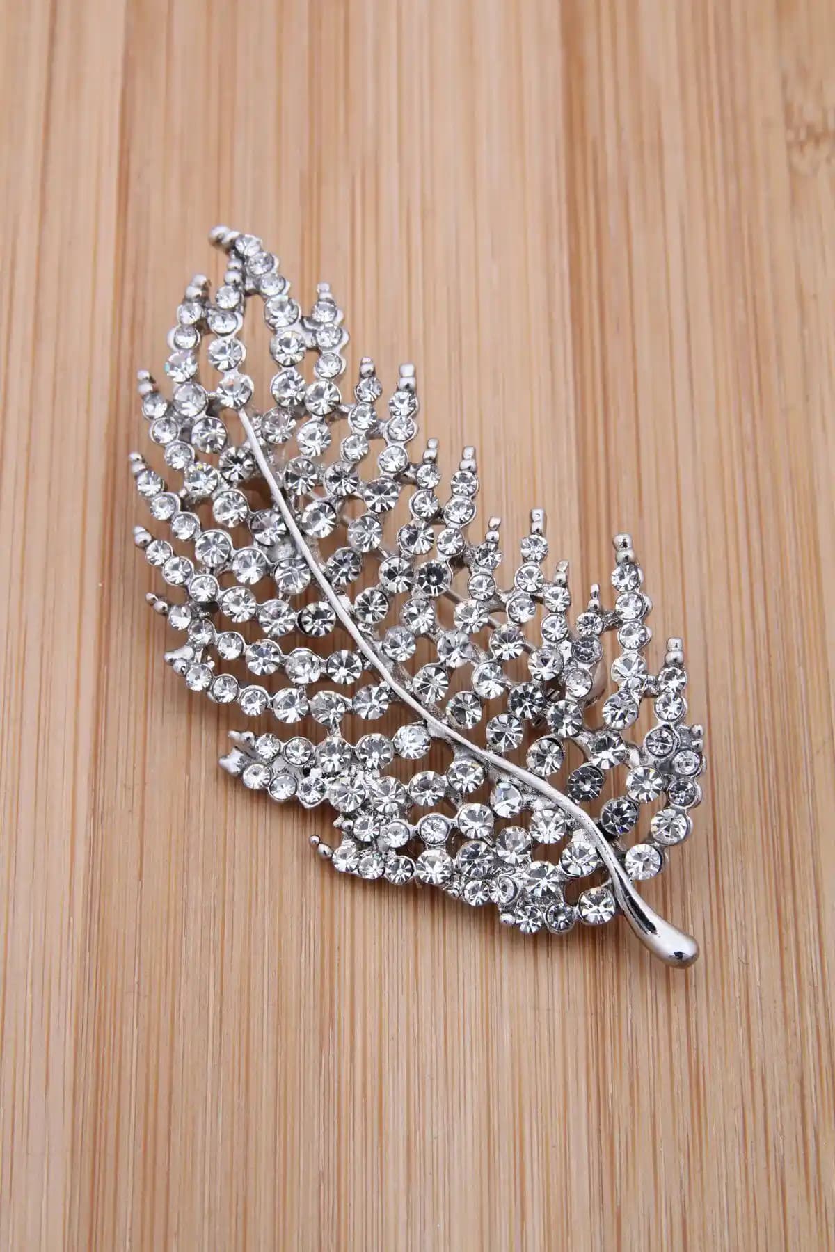 Pelin Aksesuar Silver Taşlı Tüy Şekilli Broş: Şıklık ve Zarafetin Modern Buluşması