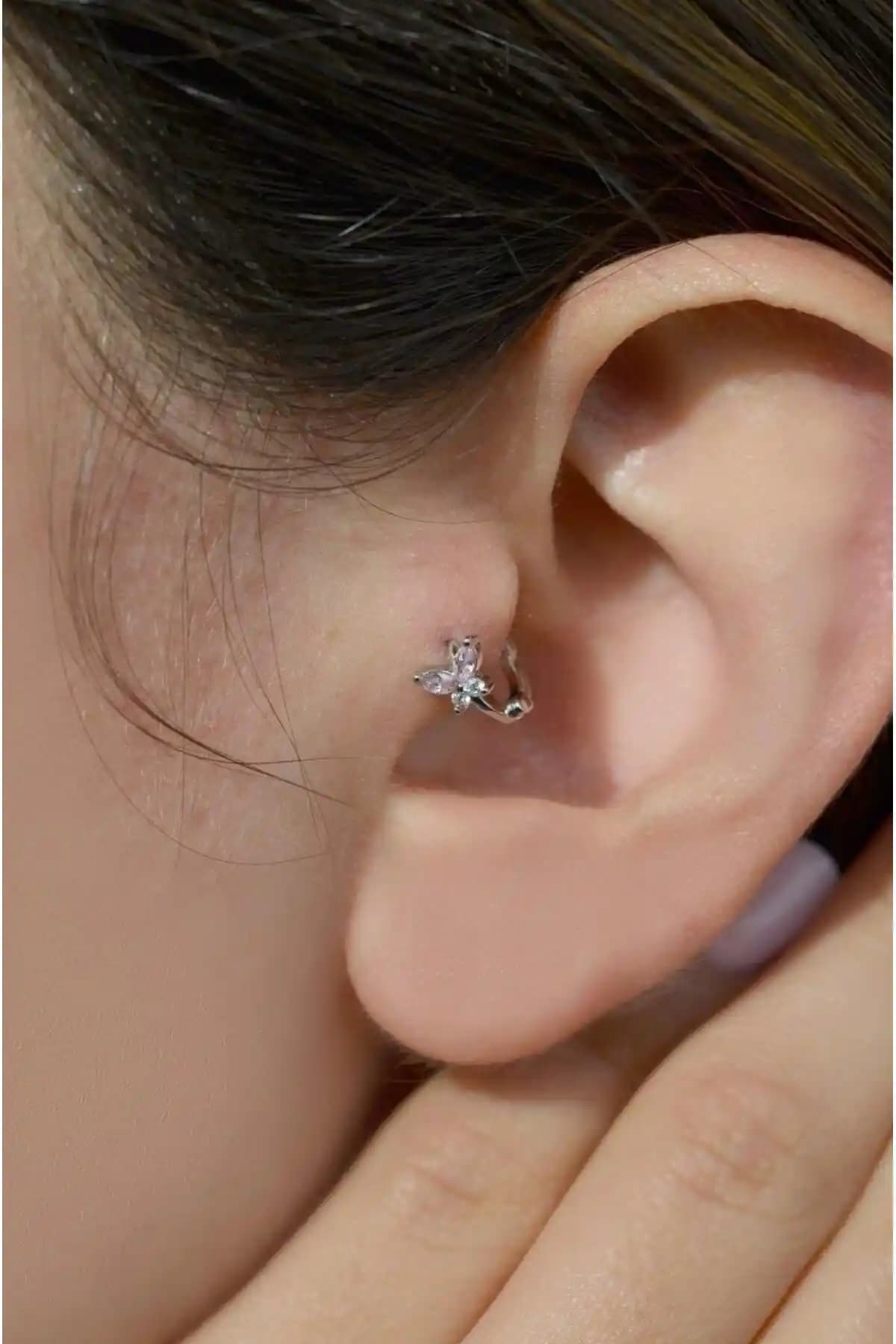 Pembe Kelebek Tragus Piercing Güç Renk ile Şıklık ve Dayanıklılık Sunar