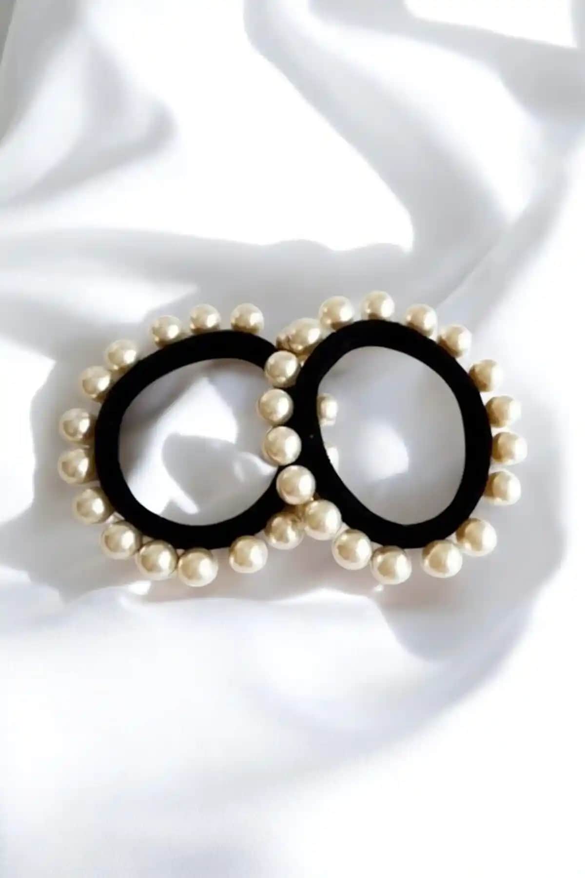 PETEK AKSESUAR Beyaz Incili Büyük Kadın Siyah Lastik Toka Şıklık ve Fonksiyonellik Bir Arada