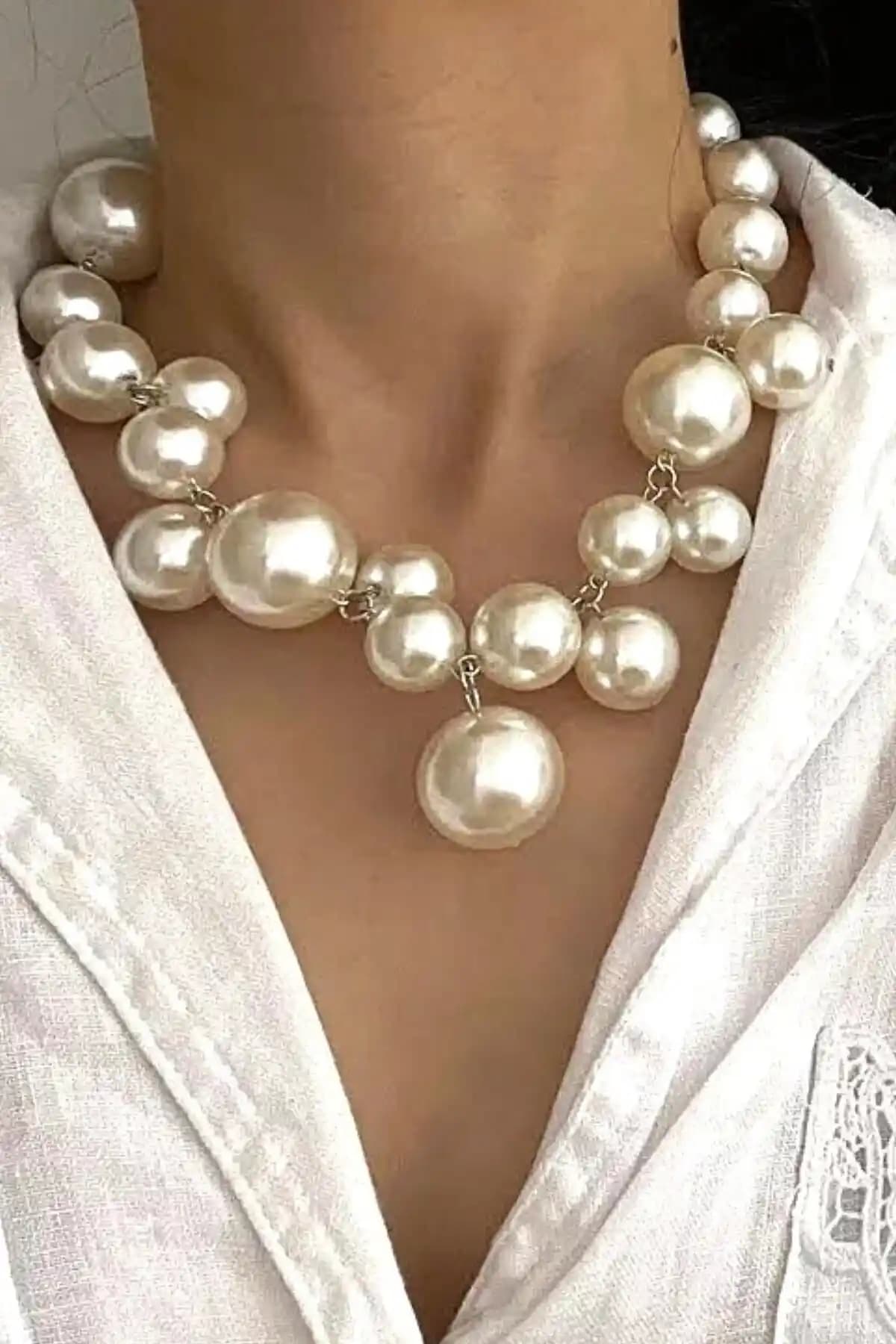 Petek Aksesuar Büyük Incili Köprülü Kolye Modern ve Zarif Tasarımıyla Şıklık Yaratıyor