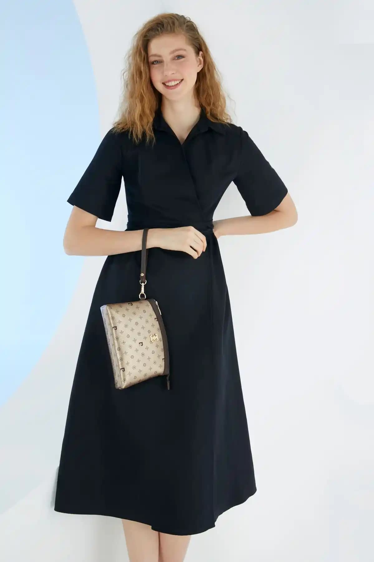 Pierre Cardin Altın Monogram Kadın Portföy ve Clutch Çanta Güçlü Tasarım ve Kullanışlı Özellikler